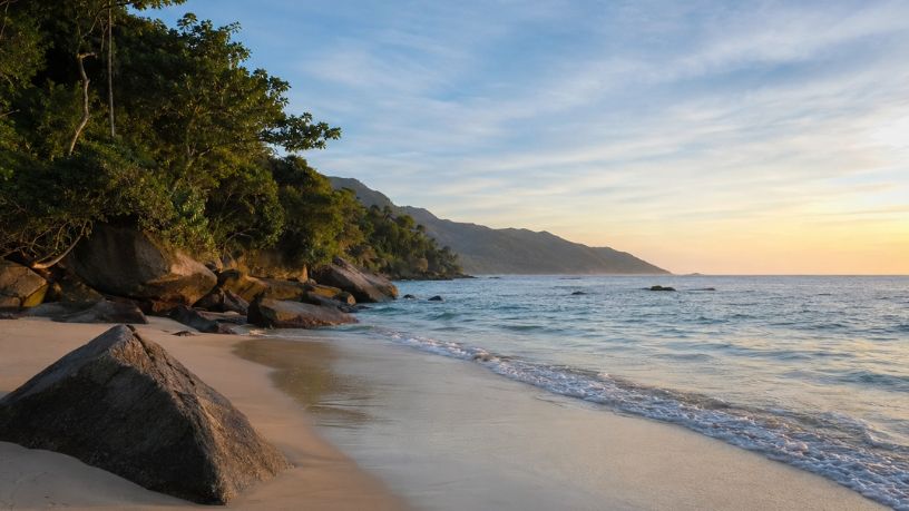 Turismo costeiro entra no centro do debate político: o que os novos projetos podem mudar para praias, cidades litorâneas e visitantes