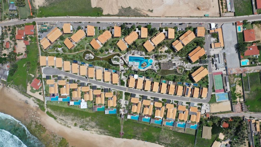 Vista aérea de um conjunto residencial junto à praia, em Taíba, no Ceará.
