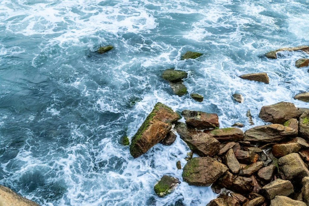 Nova reserva marinha no Rio protege 3 mil hectares e apoia pesca artesanal Ondas do mar quebram contra um costão rochoso na costa do Rio de Janeiro.